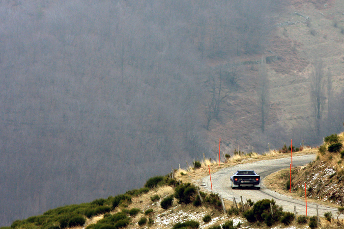 Une Lancia Stratos perdue dans les hauts plateaux ardéchois en 2008.