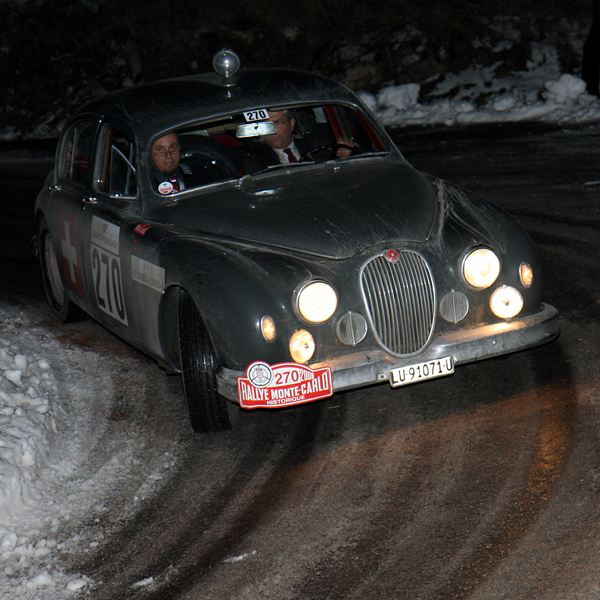 les Suisses Balthasar Bessenich et Georg Doenni en costume-cravate au volant de cette Jaguar MK1 de 3,4L de 1959