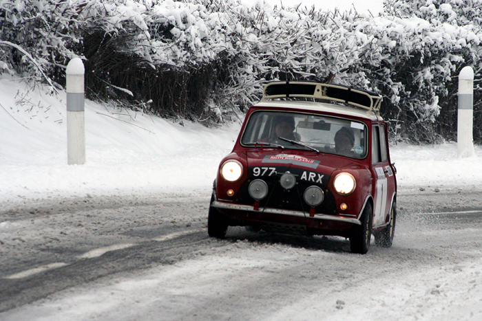 La Morris Mini Cooper de Peter Baker et Willy Cave en 2006 sur les routes enneiges de Haute-Loire