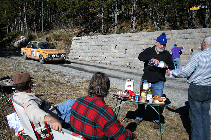 Le rallye de Monte-Carlo historique, c'est surtout comme cela qu'il faut le vivre : pastis et saucisson ardchois !