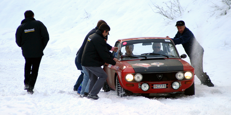Cette Lancia Fulvia est bien sur la route. Cest juste quil y a un peu trop de neige