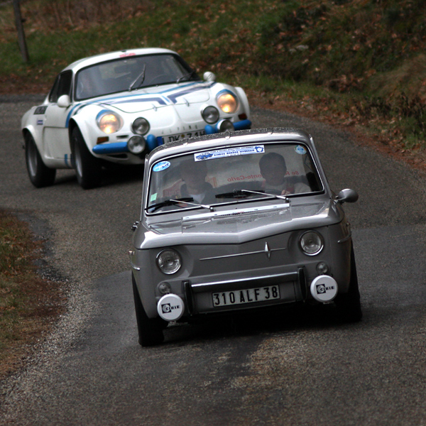 une R8 Gordini gris clair, une auto qui a particip  la seconde dition du RHMC en 1999