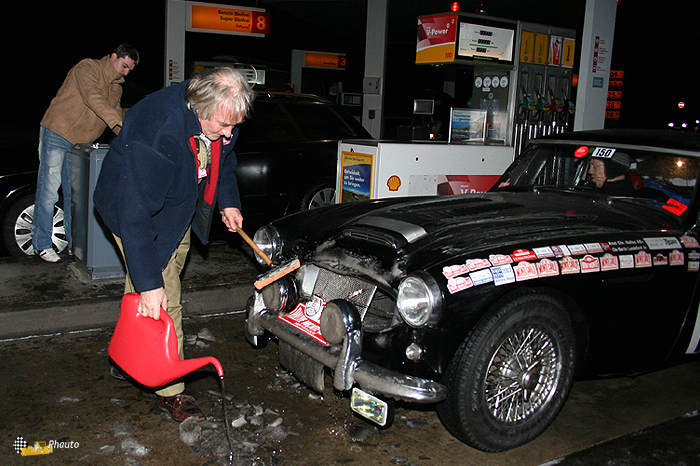 Knut Hallan doit employer les grands moyens pour dglacer l'avant de son Austin Healey 300