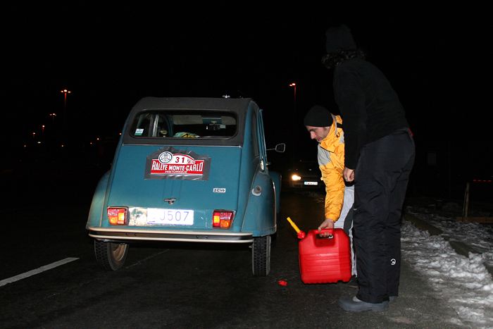 Remplissage du rservoir sur les routes du Danemark en 2007.